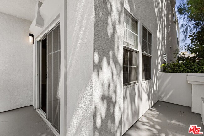 Building Photo - 14061 Milbank St