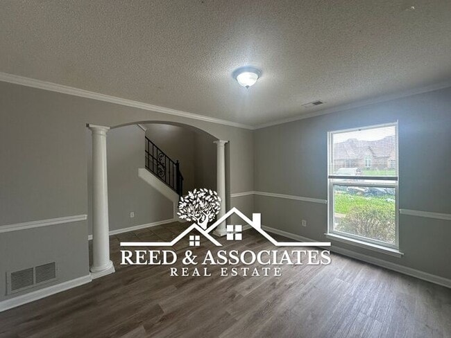 Building Photo - 2-Story Home Located in Quiet Cove!