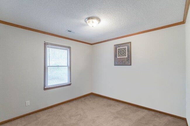 Building Photo - Beautifully Upgraded Furnished 3-Bedroom H...