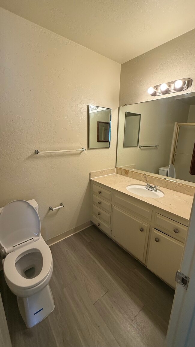 Building Photo - 2240 Franzen Ave