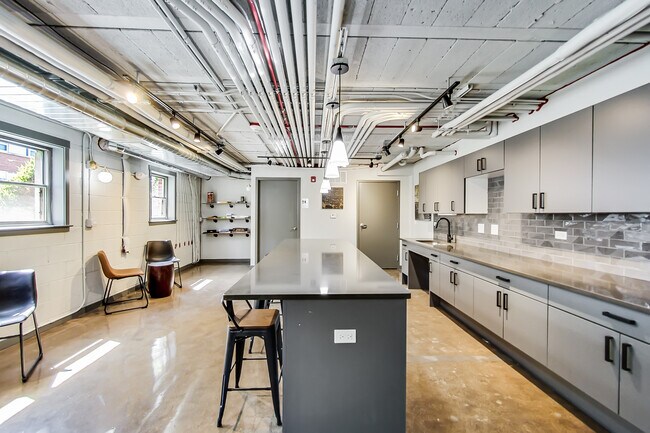 Building Photo - 551 W Euclid Ave