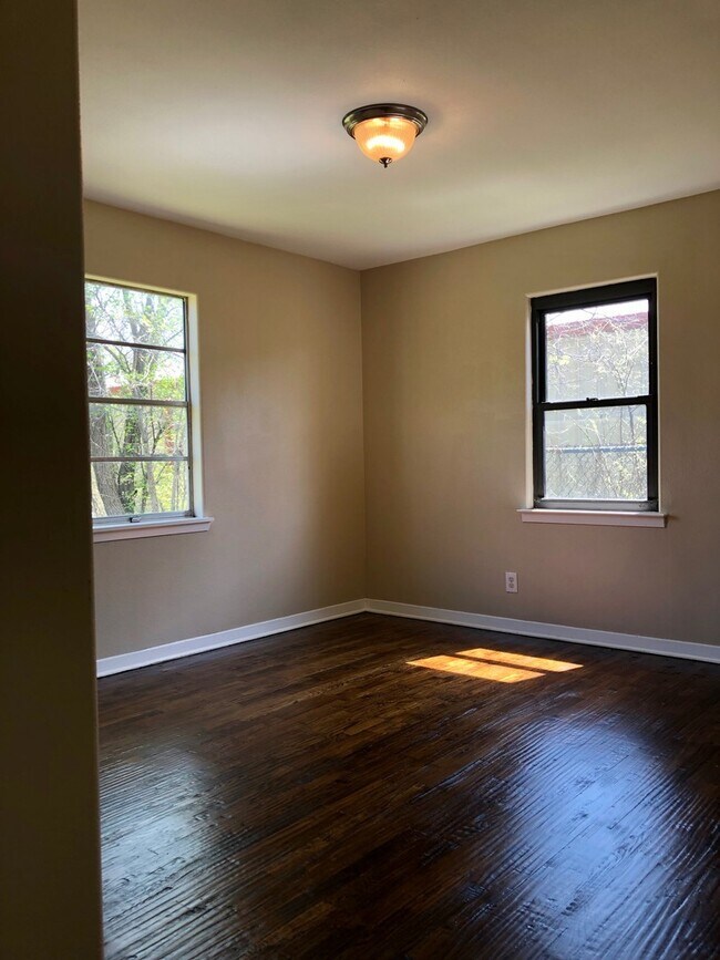 Building Photo - 3 Bedroom / 1.5 Bath / Large Fenced Backyard