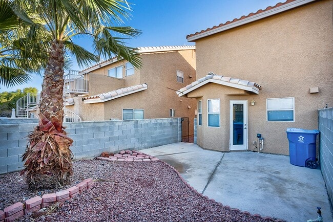 Building Photo - Fantastic 3 bed condo