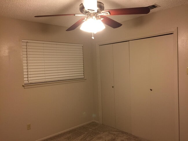 Building Photo - 2401 Cottonwood Dr