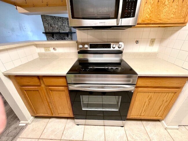 Building Photo - 2-Bedroom in Woodside Condos