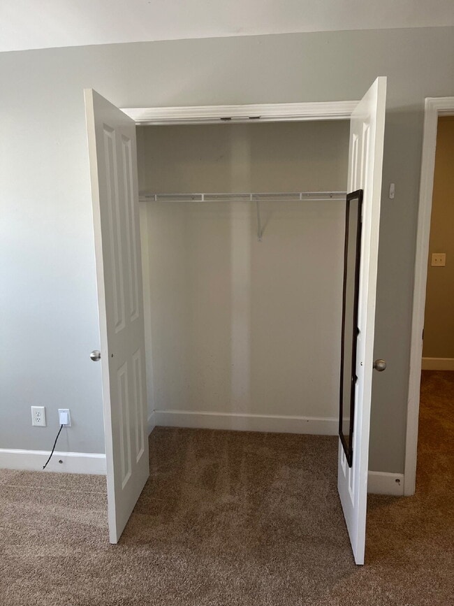 Building Photo - "Charming 2-Bed Townhouse Retreat with 2.5...