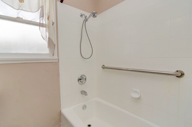 Building Photo - 3-Bed Signal Hill House for Lease