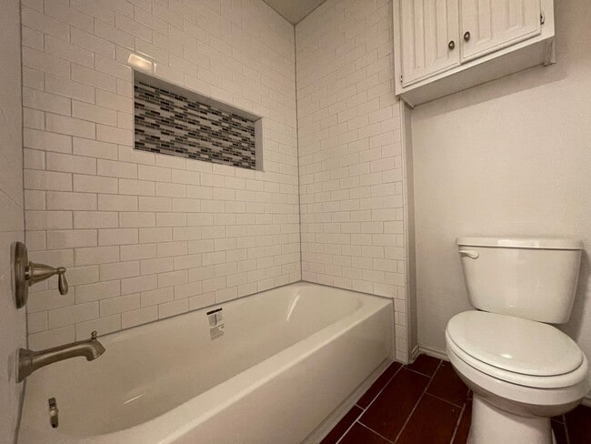Building Photo - AVAILABLE NOW 2 BED 2 BATH TOWNHOME IN CLE...