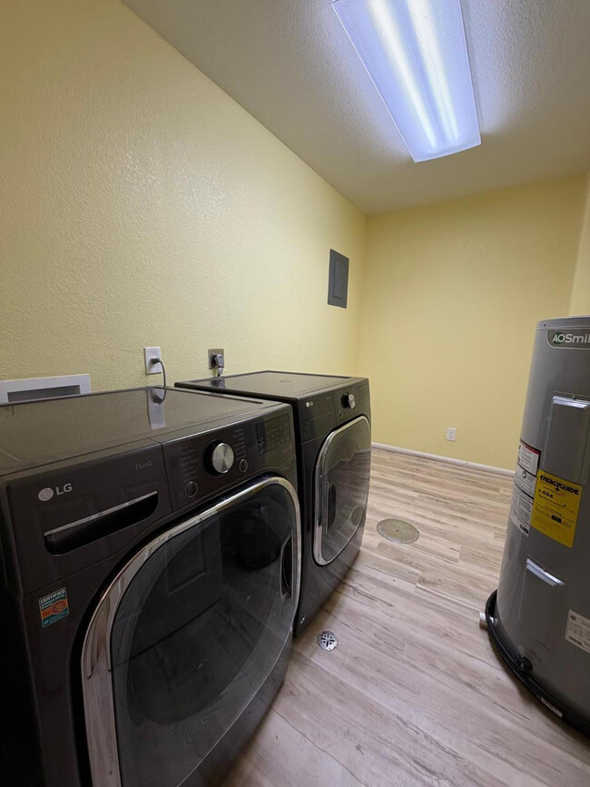 Building Photo - 2524 S El Paradiso