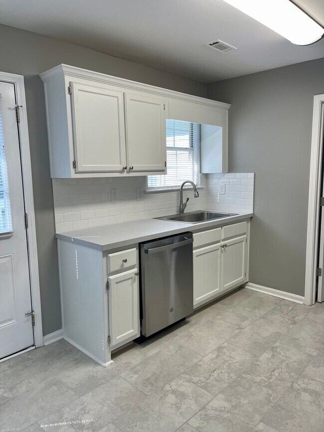 Building Photo - Beautiful 3 bedroom home in Hampton