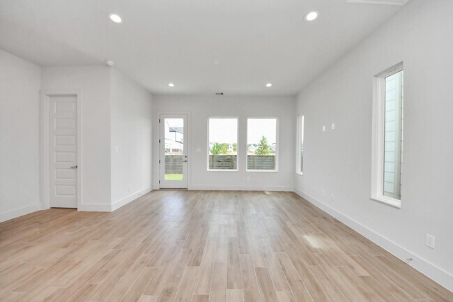 Building Photo - 13104 Moncloa Dr