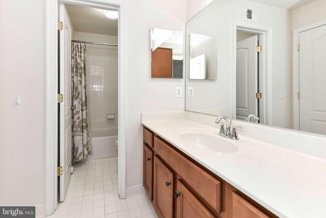 Building Photo - 13592 Village Green Dr