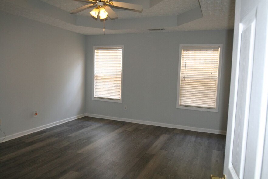 Building Photo - 220 Trelawney Dr