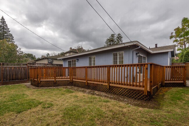 Building Photo - Los Altos 4bd/2.5bth Ranch Home on University Ave.