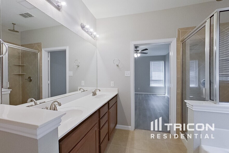 Building Photo - 8757 Royalwood Dr