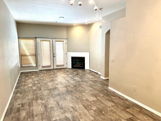 Building Photo - Gorgeous 2 bedroom / 2 bath condo in The E...