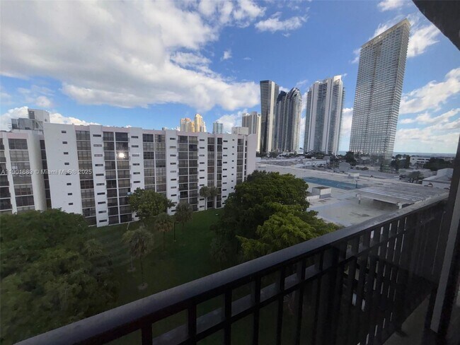 Building Photo - 16919 N Bay Rd