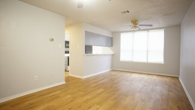 Building Photo - 2/2 Renovated Condo in Central Austin