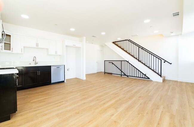 Building Photo - 912 56th St