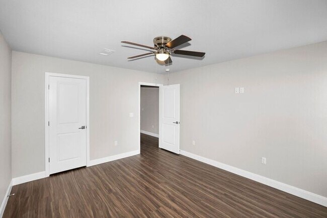 Building Photo - 7628 Woodford Ave