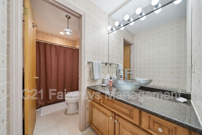 Building Photo - 804 Fairways Dr