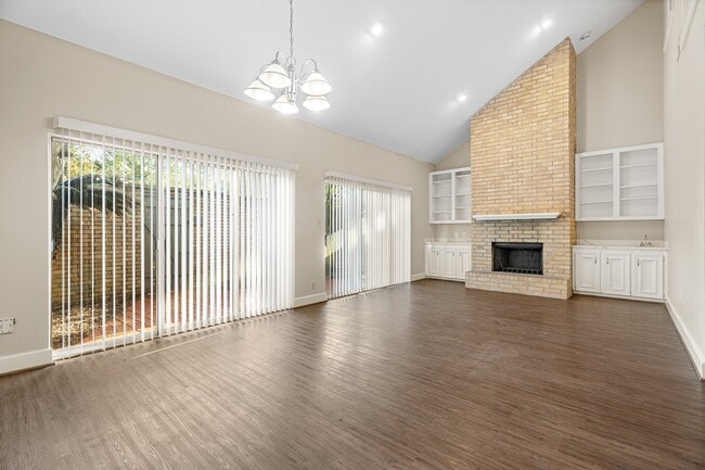 Building Photo - 304 E Adoue St