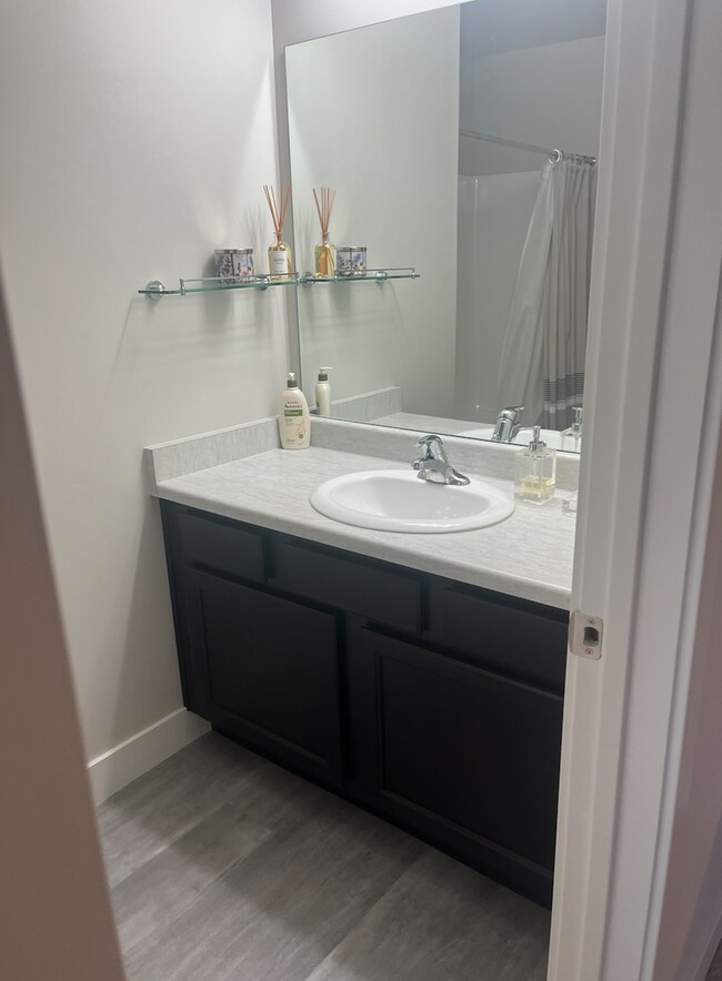 Building Photo - Three Bedroom Partially Furnished Townhome in Lehi