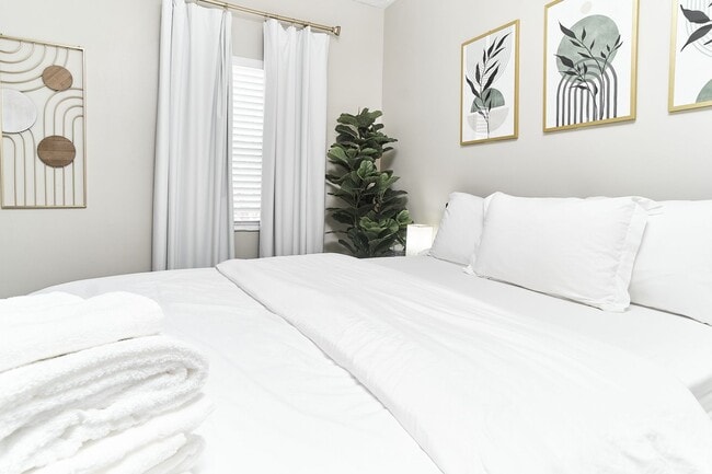 Building Photo - Fully Furnished 2BD Duplex in the Heart of...