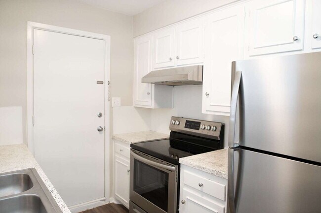 Building Photo - Updated 3 Bed 2 Bath Duplex!!