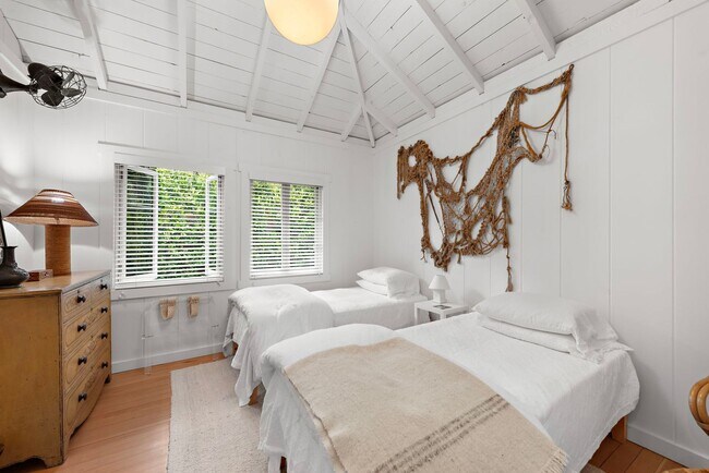 Building Photo - Classic Modern Cottage in Laguna Village