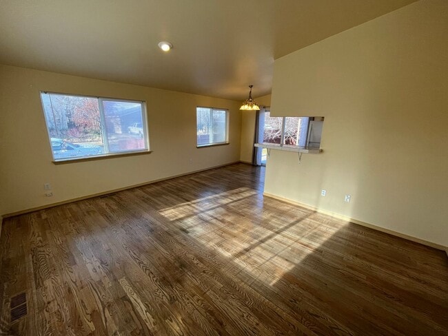 Building Photo - 3 Bed/2 Bath Single Level Home in NE Bend - Fully Fenced Backyard