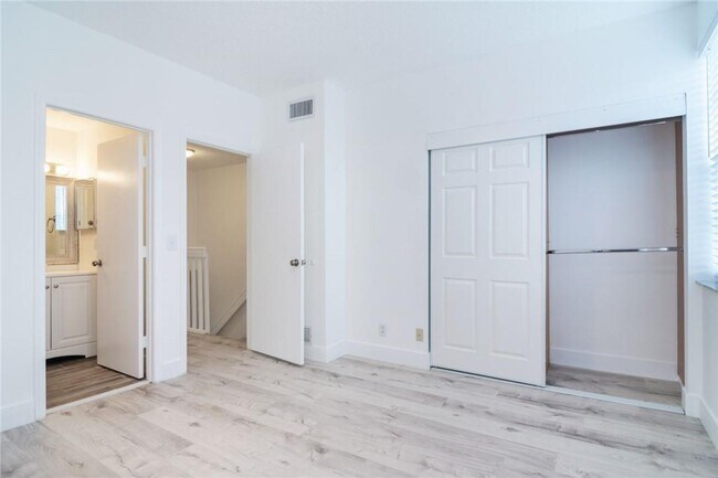 Building Photo - 16637 Hemingway Dr