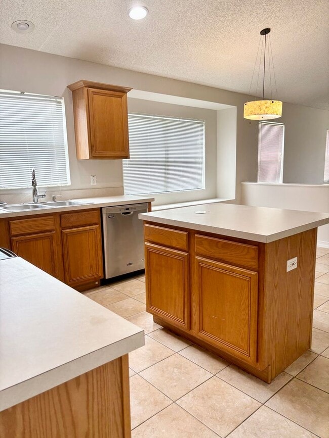 Building Photo - Ready to Move in!! Must See! Lake Mary Com...