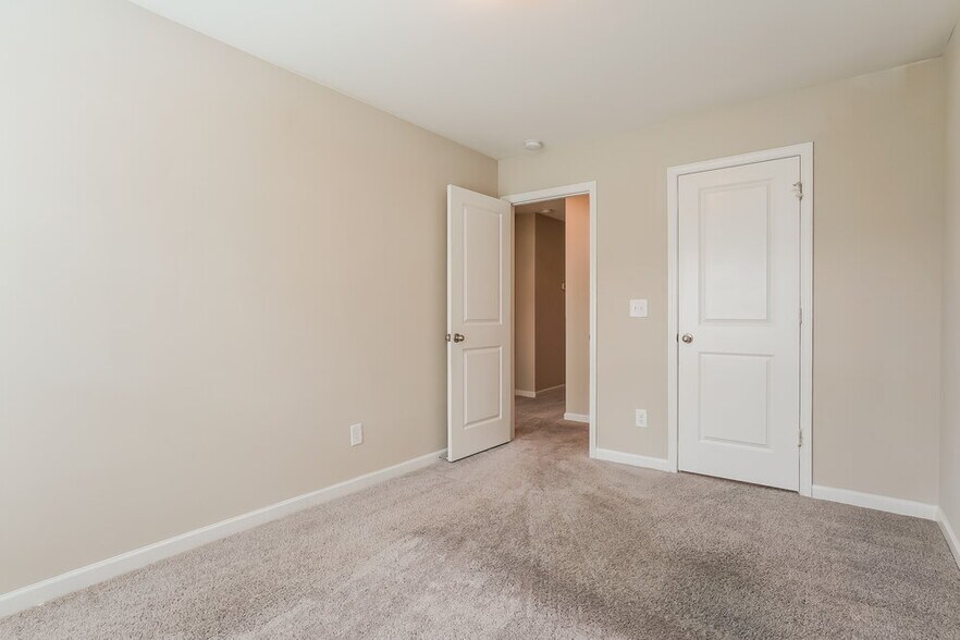 Building Photo - 542 Landing View Dr