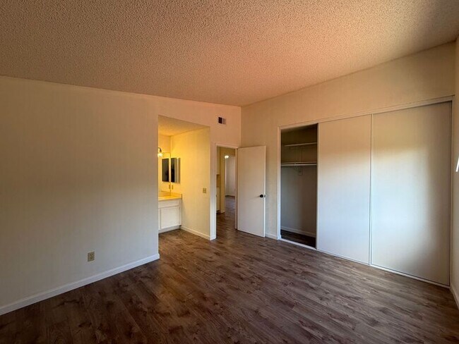 Building Photo - 720 Valley Crest Dr