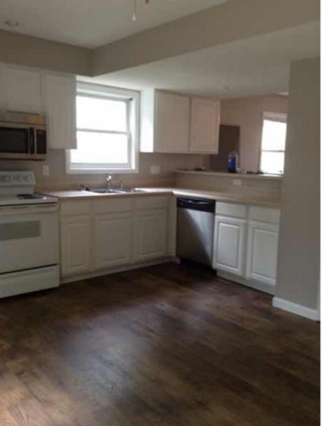Building Photo - 3 bedroom, 2.5 bath Townhome *ASK US ABOUT...