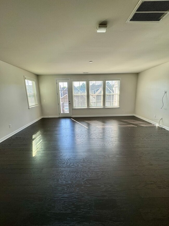 Building Photo - Beautiful 3BR/3.5BA Townhome in Rea Farms