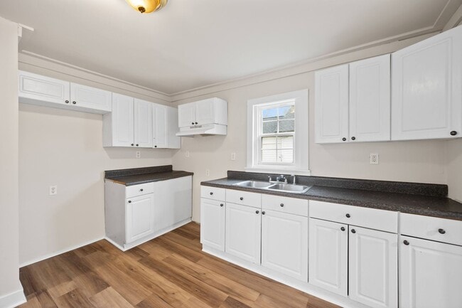 Building Photo - Two bedroom home!