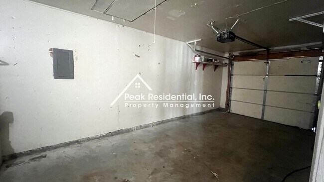 Building Photo - Spacious 2bd/1ba Duplex with Garage near American River College