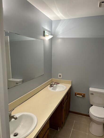 Building Photo - 325 W Woodruff Ave
