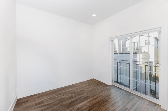 Building Photo - 82 Ferry St