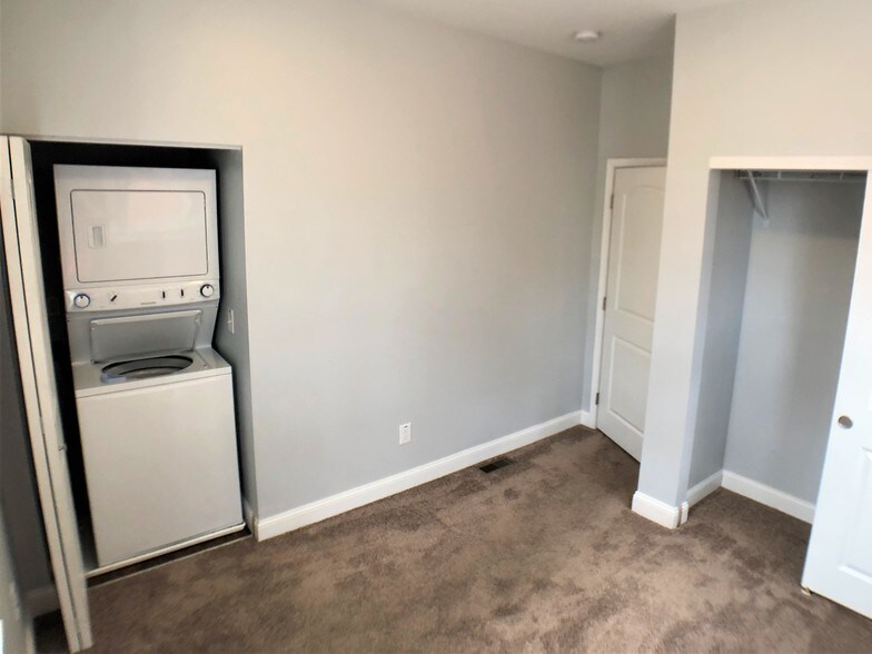 Building Photo - 71 E Gates St