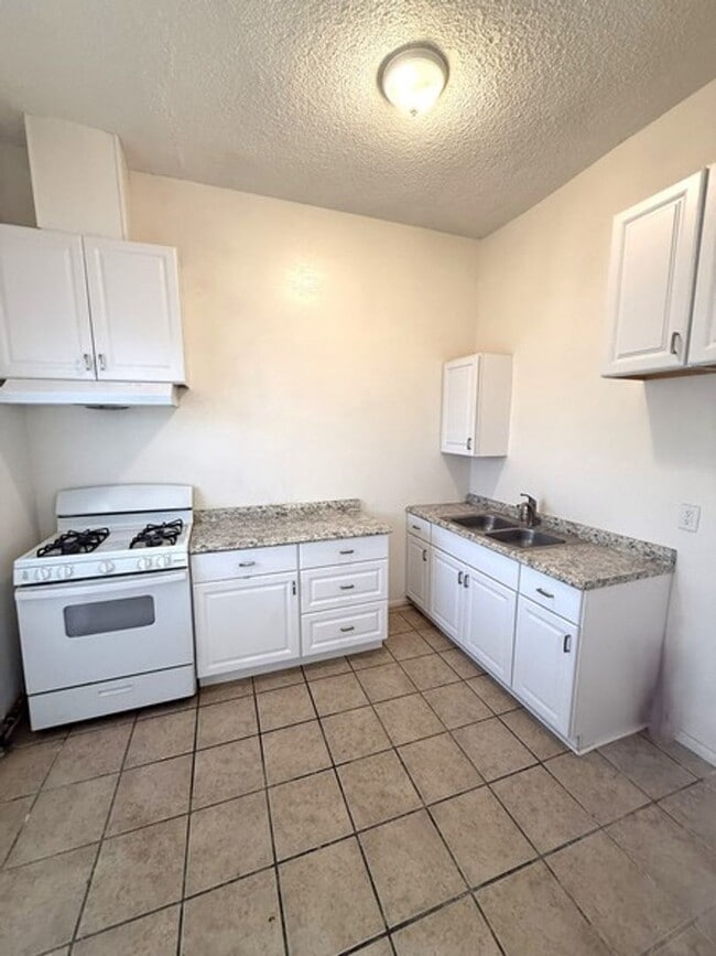 Building Photo - Completely renovated 3 bedroom apartment with a patio