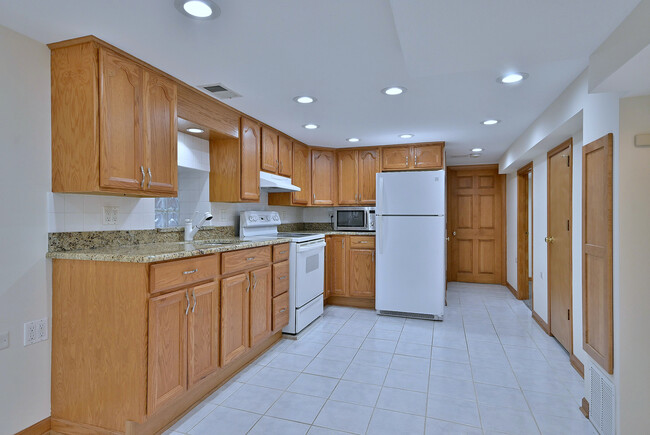 Building Photo - 5028 N Parkside Ave