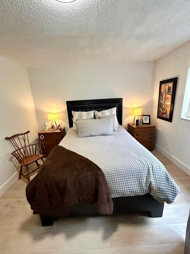 Building Photo - 1050 Country Club Dr