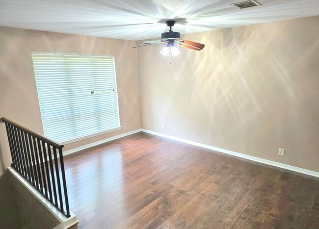 Building Photo - Move In Special $500.00 Security Deposit