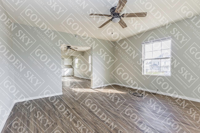 Building Photo - 806 W 7th St