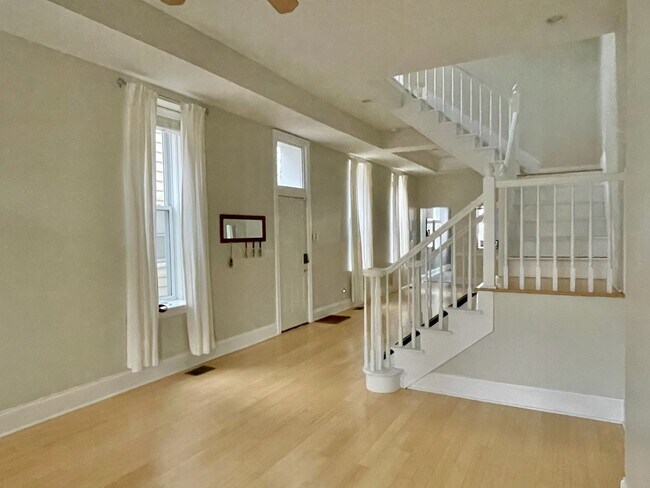 Building Photo - 208 Oak St