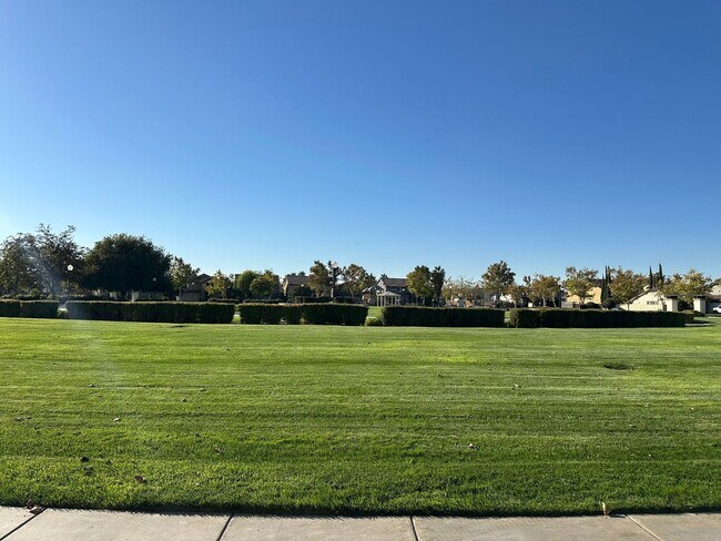 Building Photo - Beautiful Northside Los Banos Rental