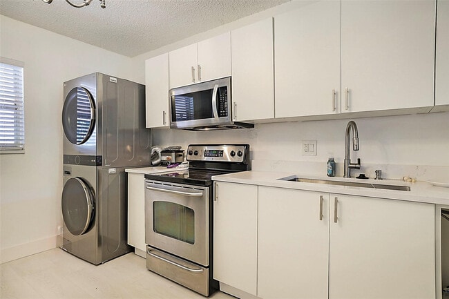 Building Photo - 2850 Forest Hills Blvd